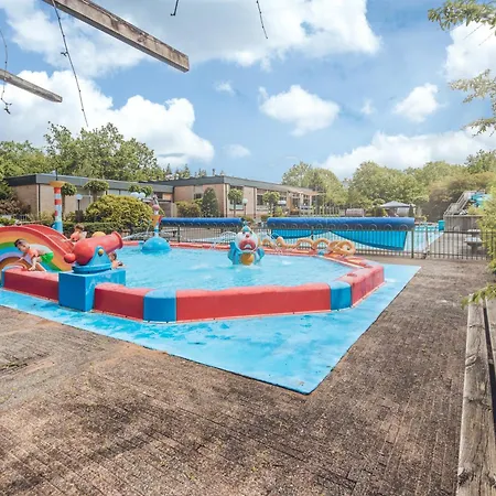 Veluwepark De Bosgraaf | Comfort Met Hottub 홀리데이파크 *