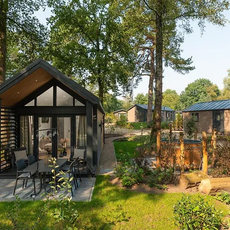 Veluwepark De Bosgraaf | Comfort Met Hottub 홀리데이파크 *